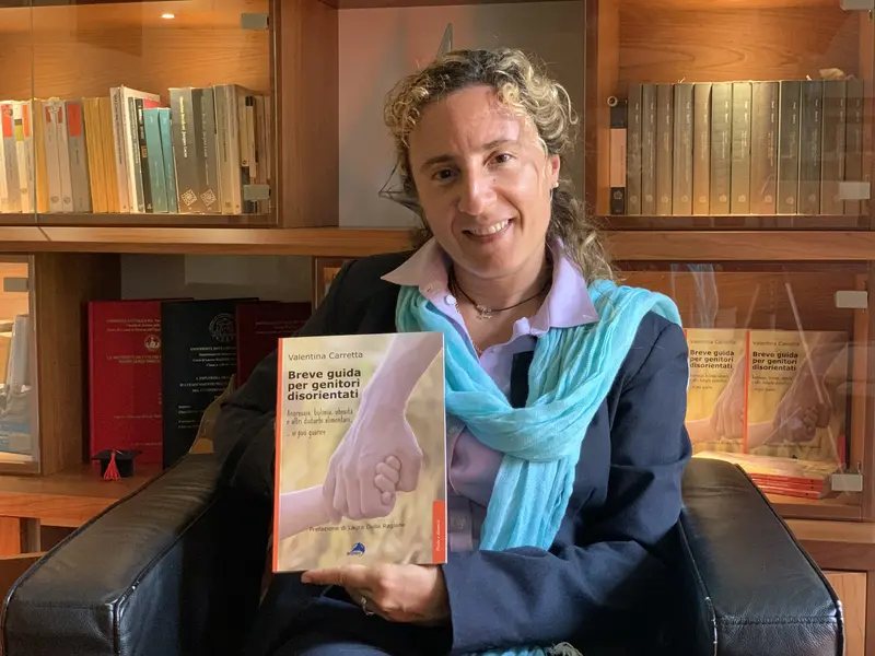 Dott.ssa Valentina Carretta, psicologa psicoterapeuta psicoanalista di Cernusco sul Naviglio con in mano il libro Breve guida per genitori disorientati. Anoressia, bulimia, obesità e altri disturbi alimentari... si può guarire